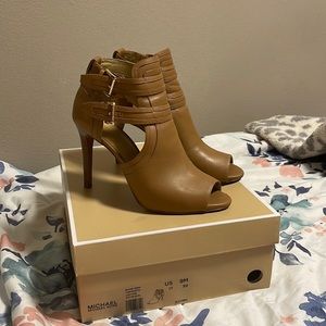 MICHAEL MICHAEL KORS
Blaze Leather Open-Toe Bootie In color : Acorn